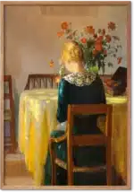 Anna Anchers maleri af datteren Helga set bagfra ved et bord med orange blomster i varmt lys