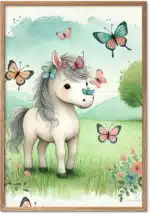 Sød pony med blomster og sommerfugle i en eng i blød akvarelstil