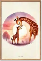Giraffemor nusser sin unge i varmt solnedgangslys i ømt familiemotiv