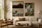 Tre Hokusai-plakater i sorte rammer på mørk stuevæg — Den Store Bølge, Mount Fuji i morgenlys og Yoro-vandfaldet