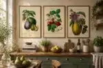Tre retroinspirerede botaniske plakater på lys stuevæg — avocado, kakao og passionsfrugt i vintage leksikaæstetik
